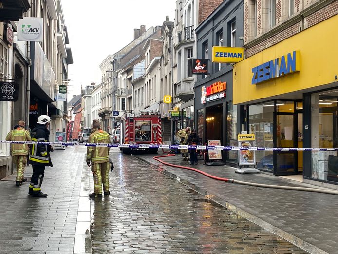 LIER - Door de interventie van de brandweer werd de Antwerpsestraat in het centrum van Lier afgesloten door een perimeter.  De rook- en waterschade na de brand in het fastfoodrestaurant is aanzienlijk.