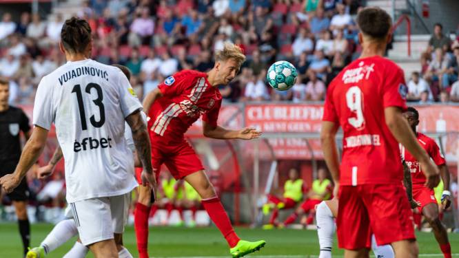 Swingend FC Twente plaatst zich overtuigend voor play-offs tegen Fiorentina