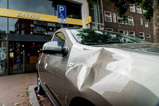 De schade bij auto’s rond de Nassauborgh in Enschede is fors.