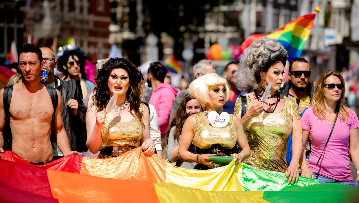 De Pride Walk, een mars waarin deelnemers betogen dat iedereen zichzelf moet kunnen zijn. Beeld anp