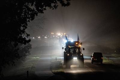 Met zwaailichten door de mist naar de stikstofavond in Appeltern. Waar gedeputeerde Drenth de boeren
