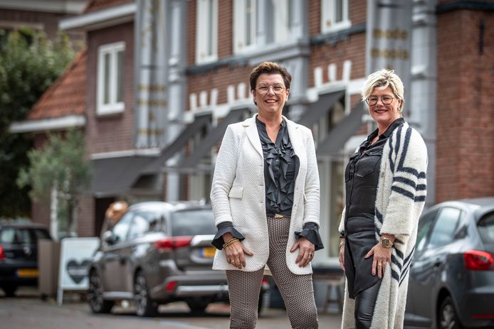 Monique Lesscher (links) en Judith Oude Griep staan te popelen om het centrum van Denekamp weer te laten bruisen.
