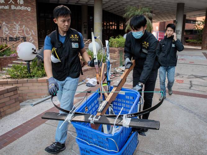 Politie Hongkong verzamelt gevaarlijk materiaal op polytechnische universiteit na bezetting