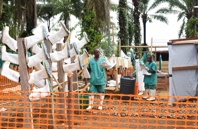 Congolese gezondheidsmedewerkers maken hun rubberlaarzen schoon aan het behandelingscentrum voor ebola in het dorp Mangina.