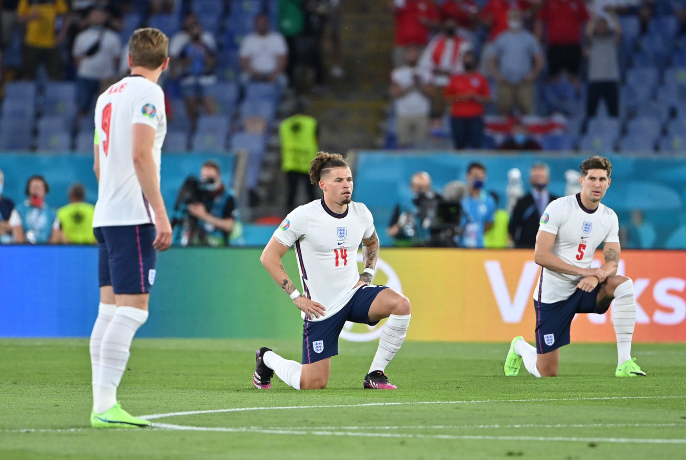 Een vertrouwd beeld: Engelse spelers die knielen voor de aftrap van een wedstrijd.