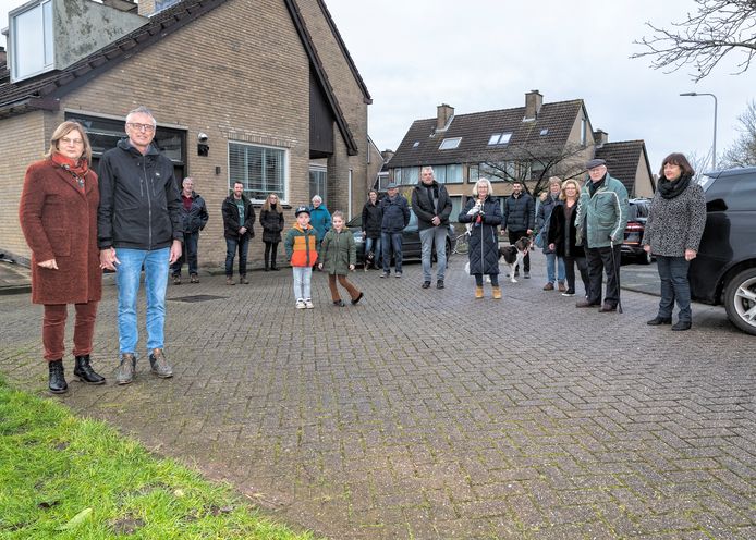 Een groep bewoners van Hazerswoude-zuidwest is allerminst blij met een nieuwe wijkontsluitingsweg die moet aansluiten op de hoek Breitnerlaan/Hobbemastraat (op de foto) en probeert al een tijdje de gemeente op andere gedachten te brengen. Nu komt daar een idee voor een woonwijk overheen.