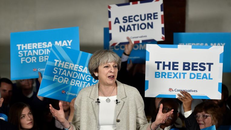 Theresa May krijgt niet wat ze had gehoopt, als we afgaan op de exit poll. Er dreigt een machtsstrijd bij de Conservatieven los te gaan breken. Beeld getty