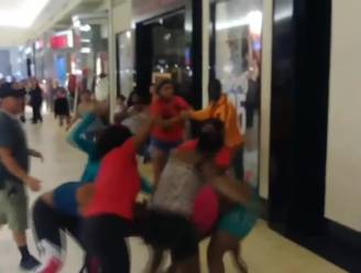 Schokkend: vrouwen gaan zwaar op de vuist in winkelcentrum