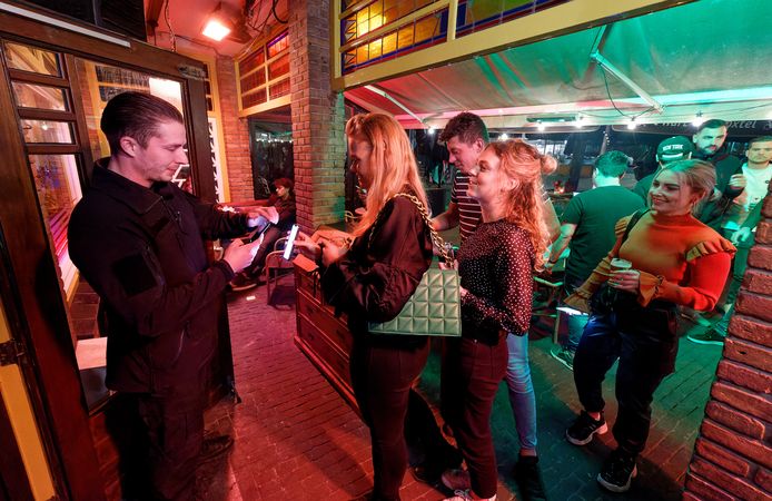 In de rij voor de coronacheck, rond 22.00 uur bij het Hart van Boxtel.