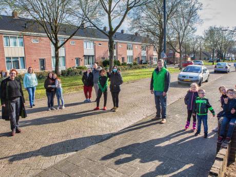 Natuurkundigenbuurt steekt handen uit de mouwen om tuinen groener te maken