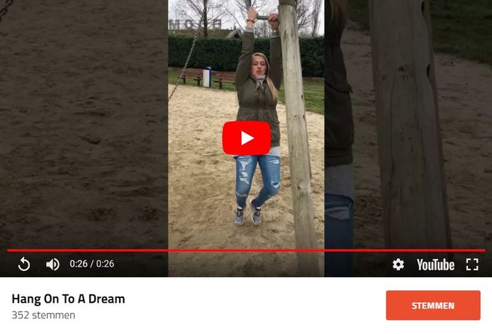In een filmpje waarin ze aan een klimrek hangt, vertelt Debbie de Groot waarom zij mee zou moeten doen aan het survivalprogramma van RTL.