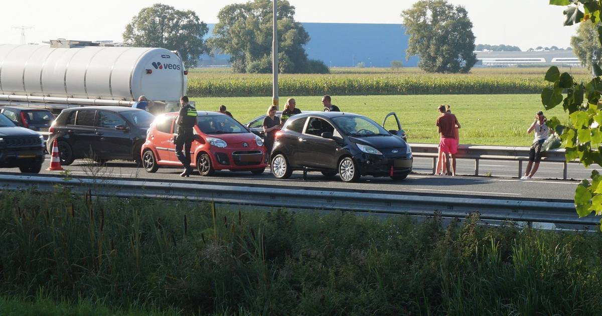 Kettingbotsing op de A59 bij Waalwijk: rijstrook afgesloten.