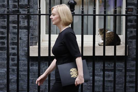 Liz Truss verlaat haar kantoor in Downing Street om richting Buckingham Palace te trekken.