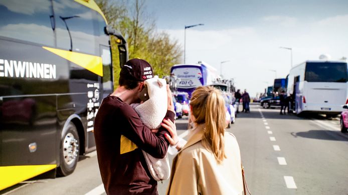 Van Aert met Sarah en Georges in de armen.