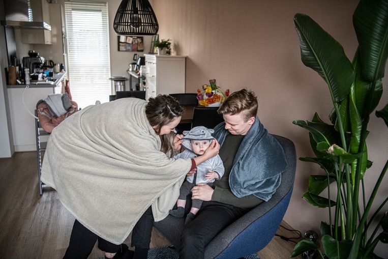 Maarten van den Nieuwenhuizen en zijn vrouw en kind. Beeld Koen Verheijden