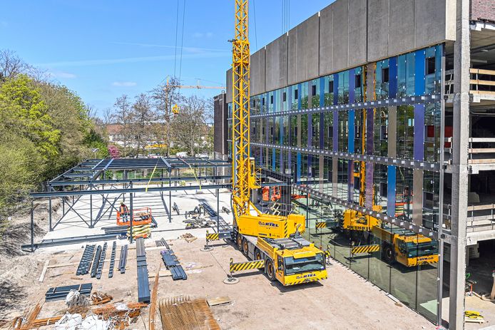 Een deel van het stadskantoor is voorzien van een glazen gevel, zo moet het hele gebouw er straks uit komen te zien.