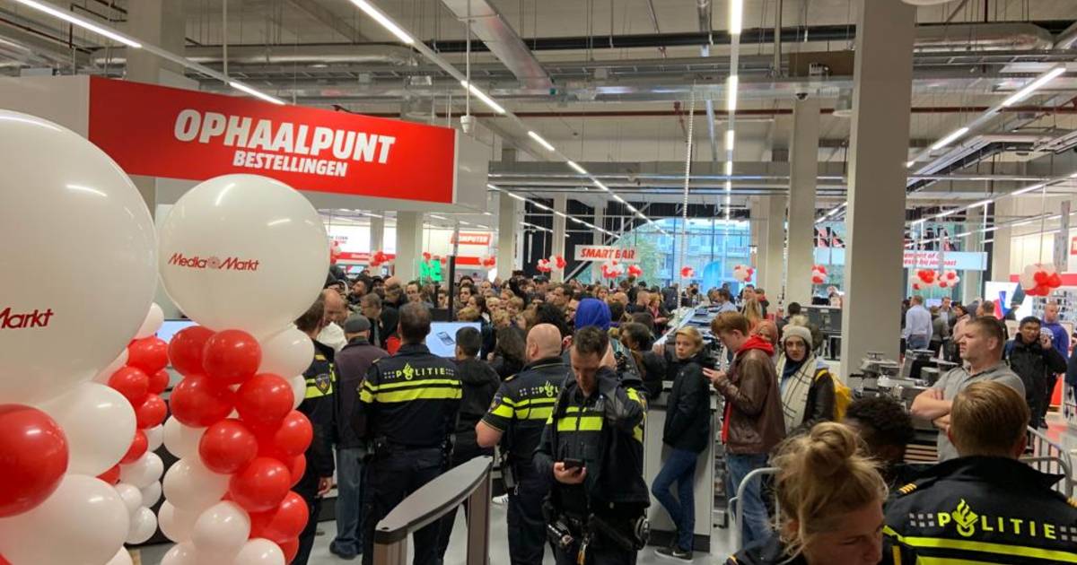 formeel uitroepen kant Meerdere gewonden bij chaotische 'feestelijke' opening Mediamarkt  Leidschendam | Den Haag | AD.nl