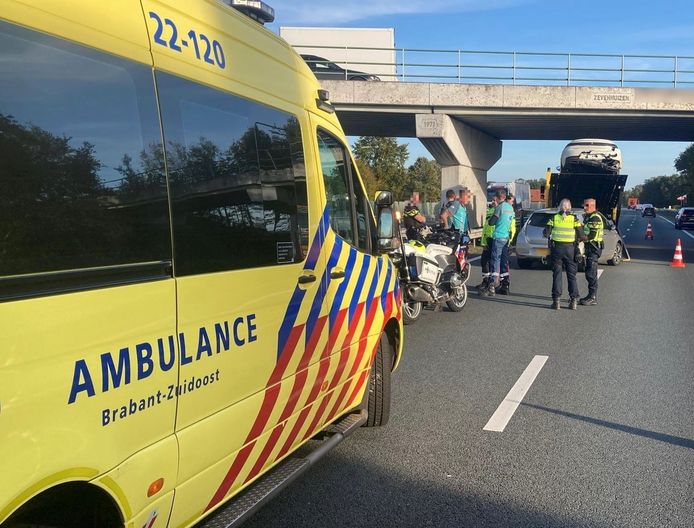 Meerdere personenauto's zijn vrijdagmiddag betrokken geraakt bij een ongeval op de A2 bij Leende.