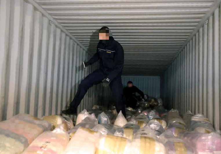 Cocaïnevangst in de haven van Antwerpen. Vorig jaar werd er 110 ton van het goedje in beslag genomen. Beeld FRANCOIS WALSCHAERTS