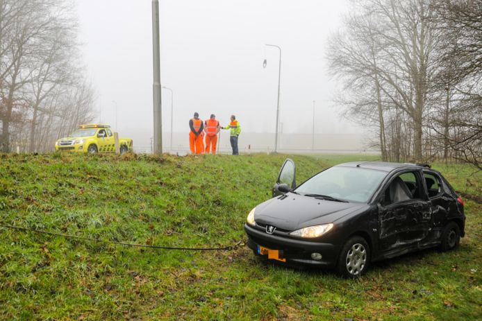 Een bestuurder zonder rijbewijs raakte vanmiddag van de weg bij de afrit Apeldoorn-Teuge. De tweede lantaarnpaal van links moet worden hersteld.