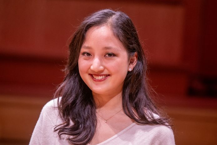 Hayoung Choi poseert voor de camera na het behalen van de finale van de Koningin Elisabethwedstrijd. (21/05/22)