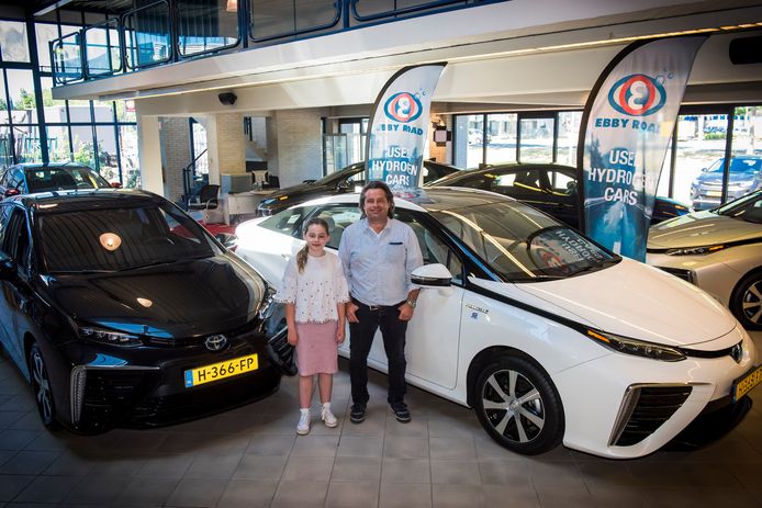 Jos van Stratum en zijn dochter Ebby in de showroom.