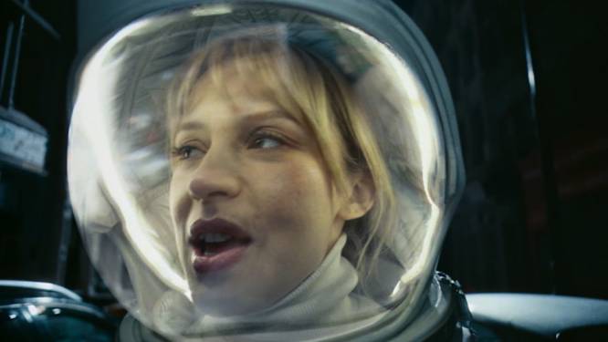 Angèle en cosmonaute dans les rues de New York, elle dévoile son nouveau clip futuriste