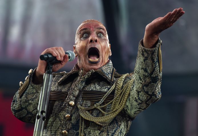 Till Lindemann van Rammstein tijdens een concert in Duitsland