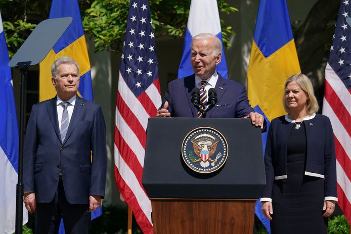 De Amerikaanse president Joe Biden, hier op de foto met Zweeds premier Magdalena Andersson (rechts) en de Finse president Sauli Niinistö had zich eerder al een duidelijke voorstander getoond van het Zweedse en Finse lidmaatschap.