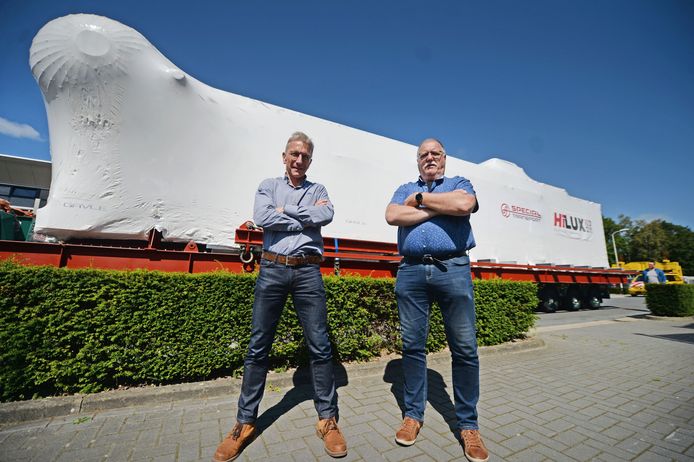 Gerard van Dijk (links) en Hennie Vollenbroek (rechts) poseren bij 'hun' biomassaketel.