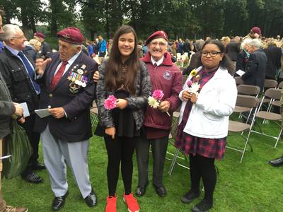 Veteraan (95) maakt parachutesprong bij Airborne-herdenking