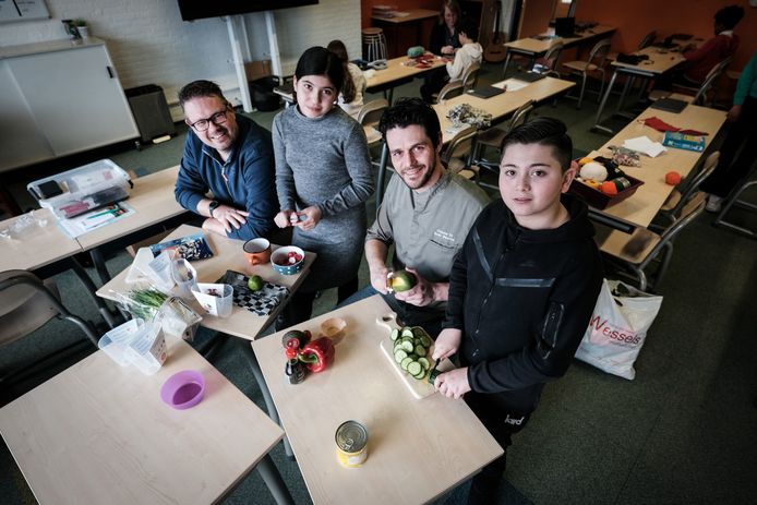 Bij basisschool De Droomgaard in Duiven staat deze week een kok voor de klas. Van links naar rechts: Marc Bos, Anna, kok Charles Ek en Mahmoud.