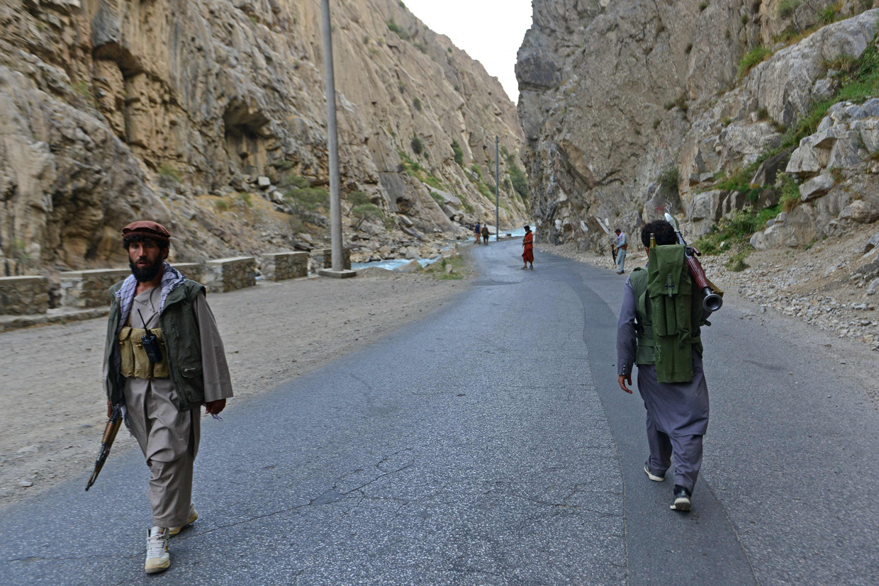 Anti-talibanstrijders patrouilleren eind augustus op een van de smalle toegangswegen van de Panjshir-vallei. Duizenden talibanstrijders hebben acht districten van de regio overlopen, meldt persbureau Reuters. Beeld AFP