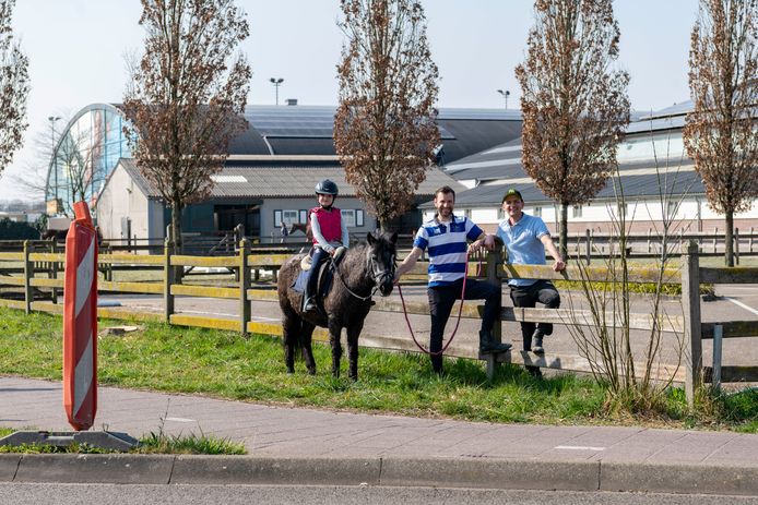 Mark (midden) en Bjorn Berkelmans, met naast hen Isamy op de pony, zien voor hun manege 't Halster aan de Sportlaan in Oisterwijk een toekomst.