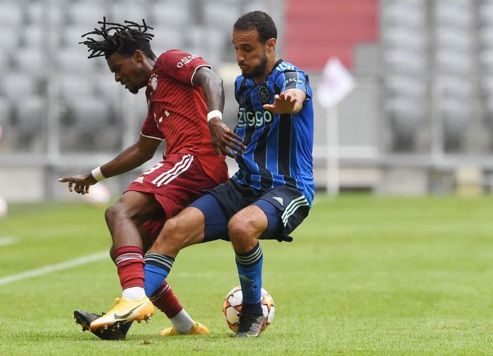 Noussair Mazraoui (r) in duel met Omar Richards.