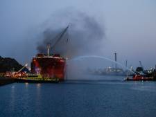 Oorzaak zeer grote brand op vrachtschip in Dordrecht wordt onderzocht: ‘Lag 750 ton metaalafval’  