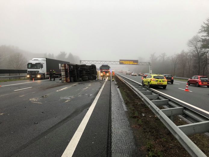 Op de A12 bij Ede is een vrachtwagen door de middenberm geschoten en gekanteld.