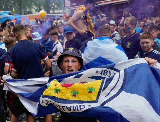 Schotse fans vieren feest na het gelijkspel tegen Engeland.