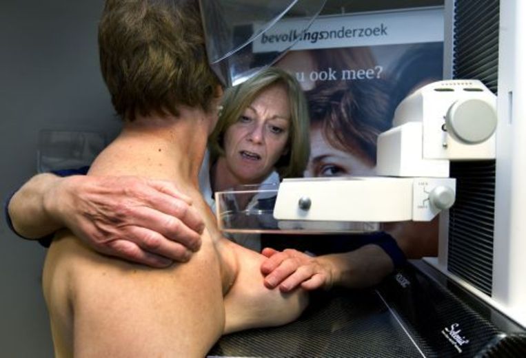 Een vrouw laat een mammografie maken van haar borsten. ANP Beeld 