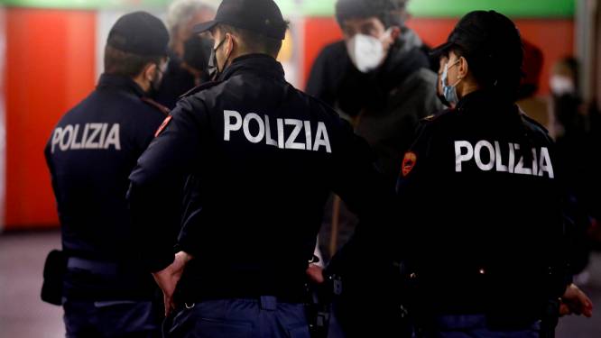 Italiaanse politie boos om roze mondkapjes: ‘Doen geen eer aan ons uniform’