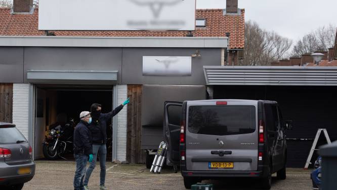 Gemaskerde politie valt motorzaak en rijtjeshuis in Doetinchem binnen: seksbedrijf lijkt link