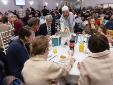 Honderden Amersfoorters samen aan tafel tijdens de iftar: ‘Tijd voor omkijken naar je medemens’