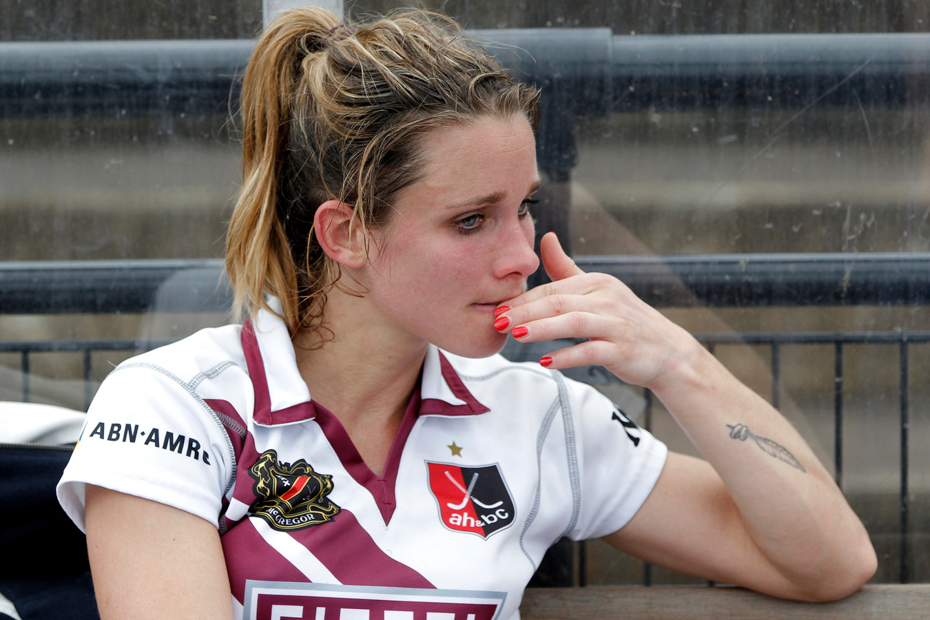 Ellen Hoog in tranen na een nederlaag tegen Den Bosch in de halve finale van de play-offs in 2015.