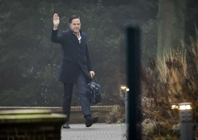 Premier Mark Rutte arriveert bij het Catshuis voor het overleg tussen ministers en deskundigen over het verlengen van de coronamaatregelen.