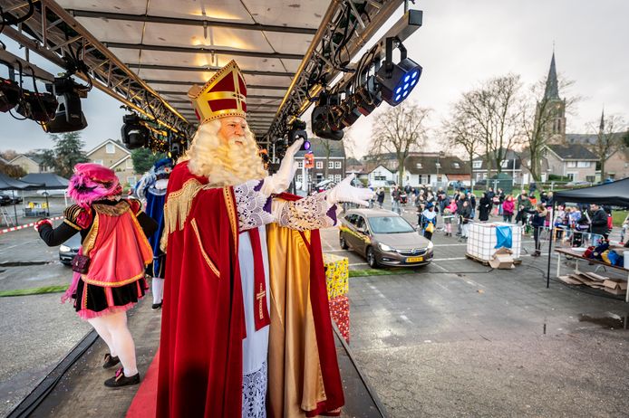 Sinterklaas en zijn Pieten ontvangen bij de drive in in Berghem.