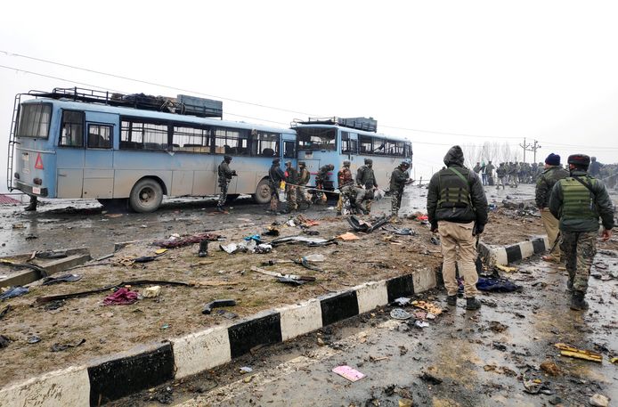De aanslag was gericht tegen een konvooi paramilitairen van de Indiase Central Reserve Police Force