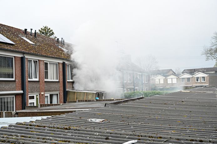 Bij een brand in de Sibeliusstraat in Tilburg is een bijgebouw van een woning volledig verwoest door brand.