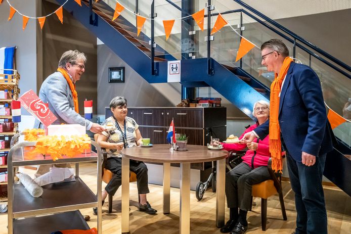 Een oranje traktatie voor de bewoners van Zorgcentrum Odendael. Met (vlnr) Hans Hoppenbrouwers, Joke Claassens, Sjaan Aarts en Peter de Koning.