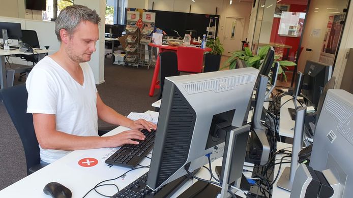 Als chef nieuws gaat Ronnie Vermonden over algemene verhalen die alle edities van de krant halen.
