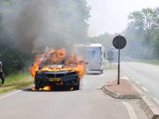 Auto gaat in vlammen op in Lochem, maar caravan wordt tijdig losgekoppeld